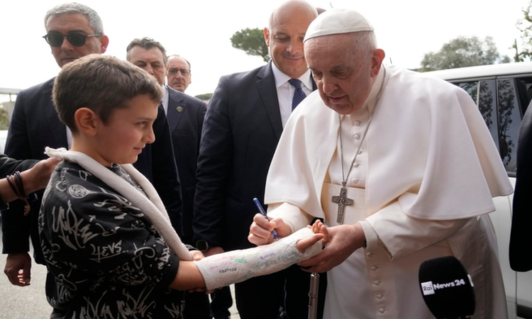 Pope Francis: I'm still alive as he leaves the hospital. image