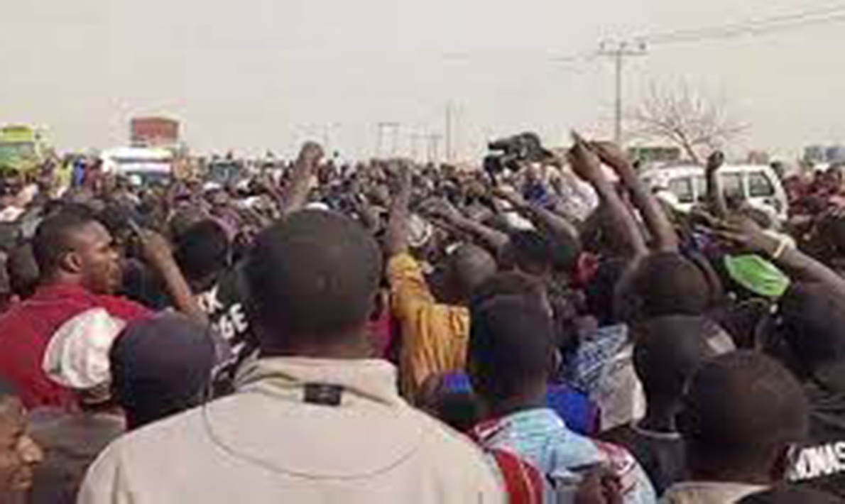 High cost of living: Niger residents protest hunger, shut down major roads image